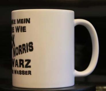 Weiße Tasse mit Spruch "ICH TRINKE MEIN KAFFEE WIE CHUCK NORRIS"